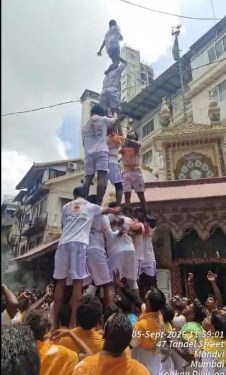 Om Sai Ram Govandi Pathak Wadi Bunder  Salami at  Abdul Rehman Shah Baba Dargah