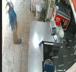 Dongri Bazar: Buzurg Shop Owner Se Galli-Galoch Aur Dadagiri, Glass Todne Ka CCTV Aaya Saamne