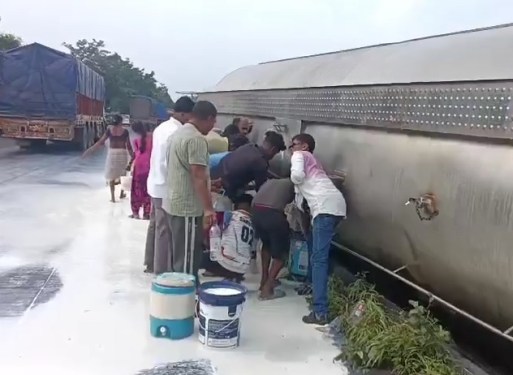 Palghar Highway Par Milk Tanker Palta, Doodh Lene Umde Locals
