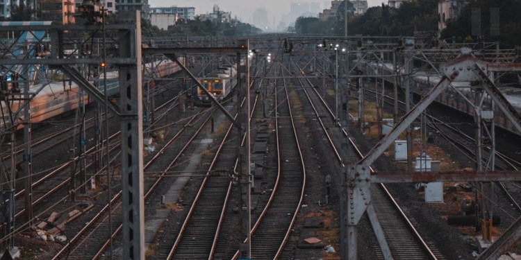 Mumbai Local Passengers Ke Liye Good News:Borivali Se Virar Tak Local Services Badhane Ki Taiyari, Station Par 2 New Platforms Banenge.