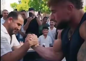 Pro Arm Wrestler Ne Beti Ke Saamne Father Ko Jeetne Diya, Viral Video Ne Jeeta Dil.