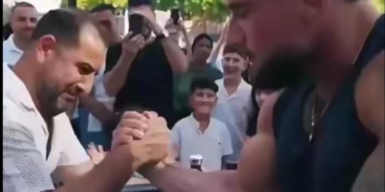 Pro Arm Wrestler Ne Beti Ke Saamne Father Ko Jeetne Diya, Viral Video Ne Jeeta Dil.