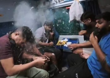 Nagpur-Mumbai Duronto Express Par Pattharbaazi, 3 Coaches Ke Sheeshe Tute; 4 Injured Hone Ki Baat Confirm Nahi.