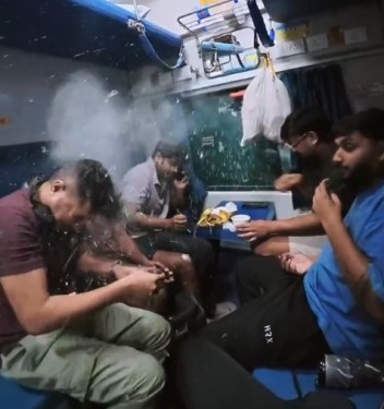 Nagpur-Mumbai Duronto Express Par Pattharbaazi, 3 Coaches Ke Sheeshe Tute; 4 Injured Hone Ki Baat Confirm Nahi.