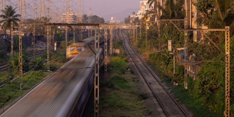 Mumbai Local: Western Railway Ne Borivali-Kandivali Ke Beech ‘Thambivali’ Halt Se Bachne Ke Liye Fifth Line Par Local Trains Chalayi.