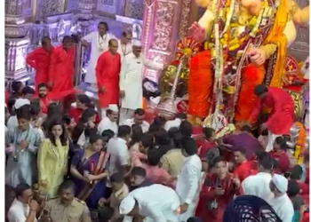 बाप्पाच्या दर्शनासाठी लालबागच्या राजाच्या चरणी भक्तांची गर्दी