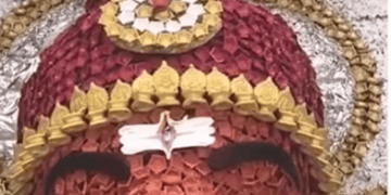 मातीच्या पणत्यांपासून साकारलेले अनोखे गणपती, ५० हून अधिक पणत्यांचा खास मुकुट!