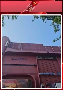 Bandra Ka Iconic Gaiety-Galaxy Theatre Band, Licence Renewal Ko Lekar Police Ka Action Mumbai ke Bandra West mein famous Gaiety-Galaxy (G7 Multiplex) mein Monday se movie screenings band kar di gayi hain. Police ke mutabik, theatre ka entertainment licence 2021 se renew nahi hua tha, jiske baad management ko operations band karne ka notice diya gaya.  Lekin G7 Multiplex ke Executive Director Manoj Desai ne alag wajah batate hue kaha ki theatre mein kuch electrical cables burn ho gayi hain, jiski wajah se temporary shutdown kiya gaya hai.  Filhaal theatre ke shows band hain aur reopening ko lekar final date saamne nahi aayi hai.