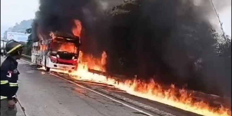 Fire in Bus on Mumbai Pune Expressway – 14 Passenger Rescued