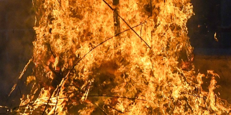 MP: Bus catches fire near Ujjain after tyre burst, passengers escape unhurt