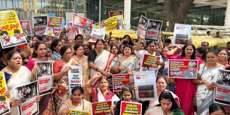 K’taka: BJP Mahila Morcha stages protest, demands resignation of MP accused of sexual harassment