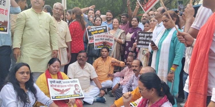 Delhi BJP workers demand apology from Rahul Gandhi for ‘harassment’ of women colleagues