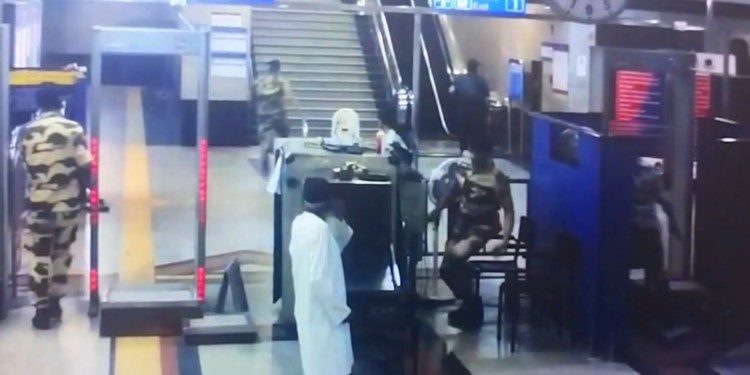 Man apprehended at Jama Masjid Metro Station with ‘unexplained’ gold powder (Lead)