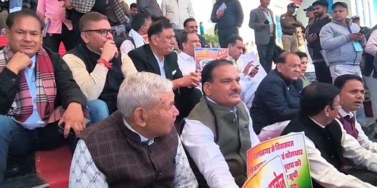 Cong, BJP stage separate protests during U’khand Assembly session