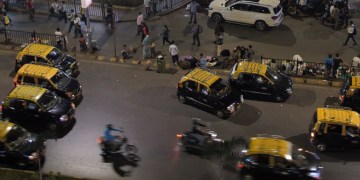 Dadar Station ke Bahar Zyada Kiraya Vasoolne Wali 16 Taxis Par Karwai.