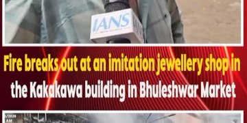 Fire breaks out at an imitation jewellery shop in the Kakakawa building in Bhuleshwar Market