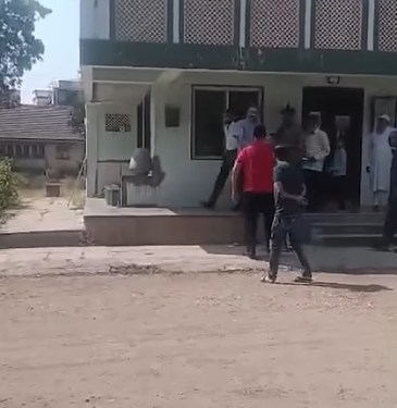 Trustee Ateeq Anwar Agboatwala kehte nazar aa rahe hain ki yeh Masjid nahi, balki Prayer Room hai, jaise Airport aur Mall mein hota hai