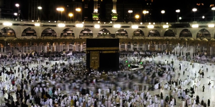Masjid Al-Haram Mein Ek Imam Ke Peeche Namaz Ka 100 Saal Purana Nizam Mukammal.