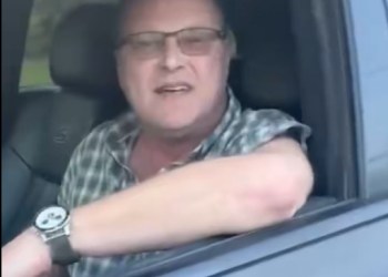 Canada Mein Hijab Pehni Muslim Khatoon Ko Pareshan Karne Wale Shakhs Ko 2 Naujawan Ladkiyon Ne Diya Jawab, Video Viral.